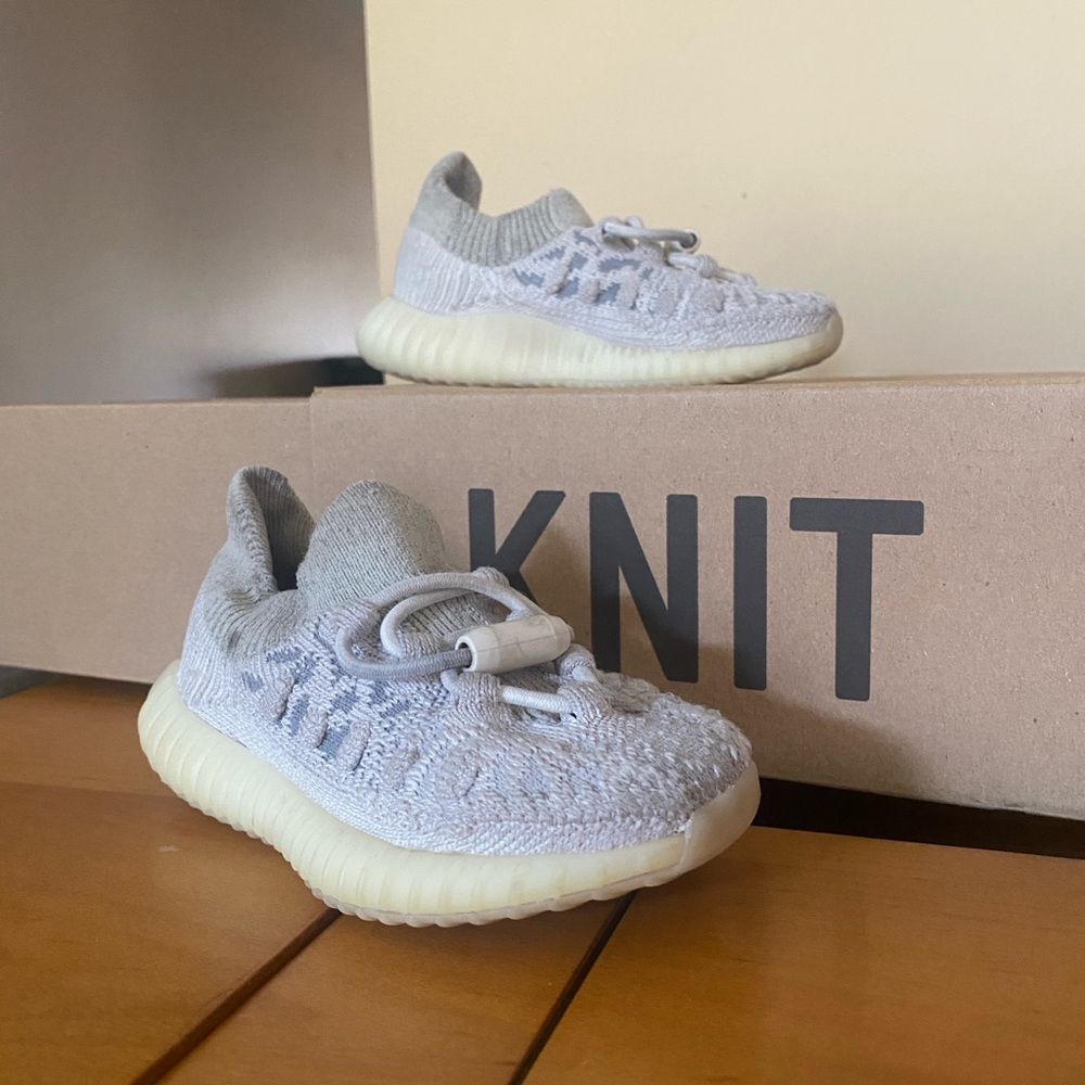 Yeezy 350V2 CMPCT Infants by adidas Gray Knited Sneakers - Like New Condition